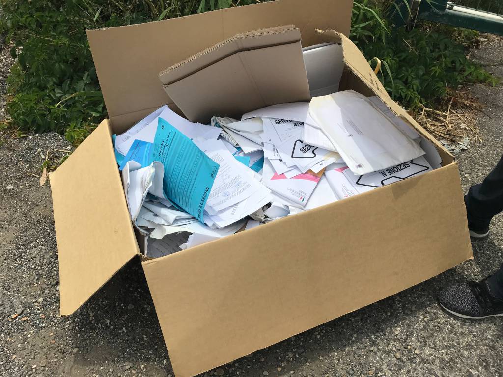 Scatolone con materiale elettorale trovato in strada a Fiumicino