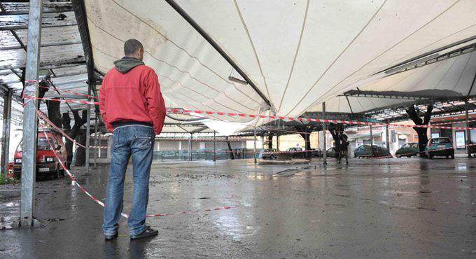 Incidente al mercato di Civitavecchia: danneggiato il palo della tensostruttura 