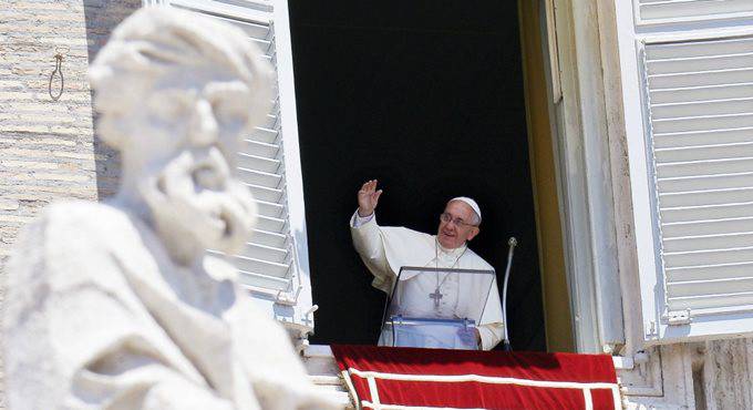 Papa Francesco ‘L’Eucarestia è una scuola d’amore che ci insegna l’accoglienza’