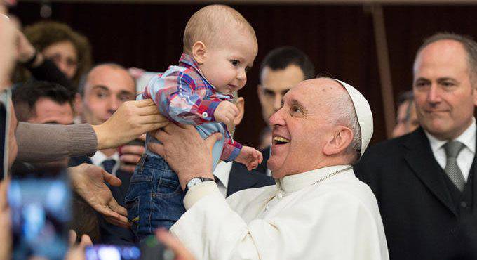 Papa Francesco ‘Abortire i bambini malati è nazismo in guanti bianchi’