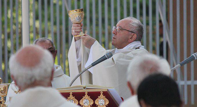 Papa Francesco ‘Da Ostia per salpare con la Eucarestia liberi, coraggiosi e uniti’