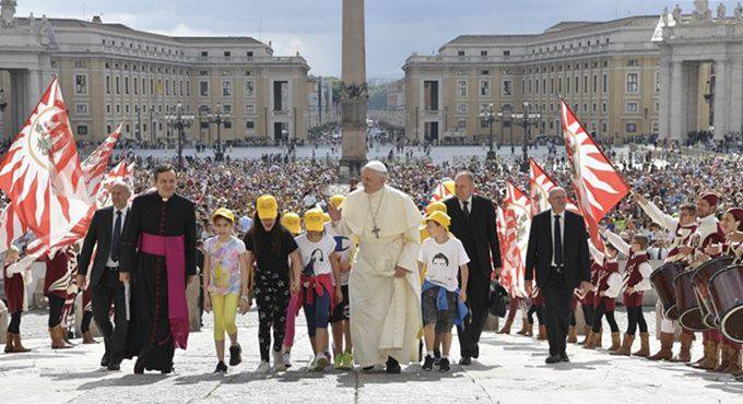 Papa Francesco ‘È brutto trovare cristiani ‘nani’ con il cuore rimpicciolito’