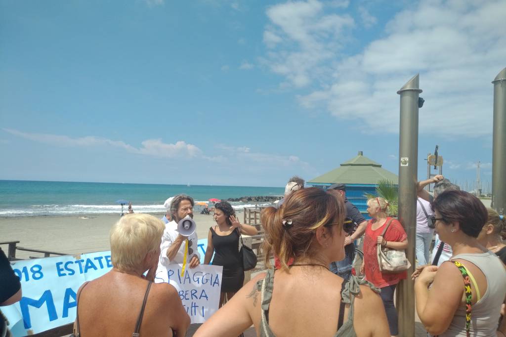 Protesta a Nuova Ostia per la spiaggia sottratta ai cittadini e dedicata ai cani