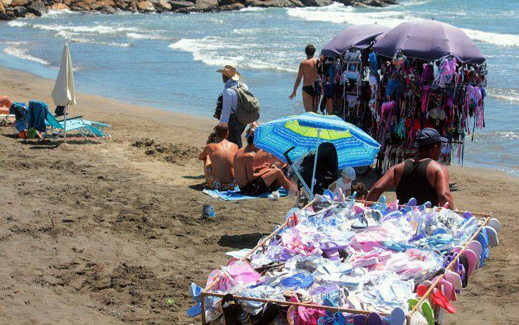 Ostia, giocattoli e teli da mare venduti illegalmente in strada: scatta il sequestro