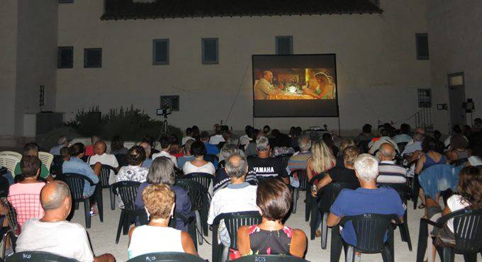 Cinema sul Mare, al Papaya Beach le pellicole storiche con Fabrizi e De Filippo