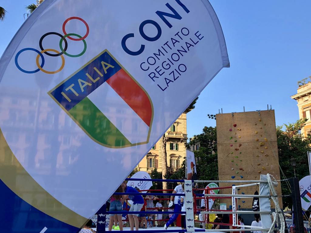 Coni Lazio: il pienone a Piazza Vittorio con i campioni di arrampicata e full contact