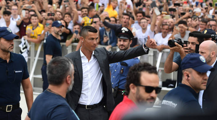 Ronaldo Day, i tifosi cantano: “Portaci la Champions”, CR7 firma autografi e saluta