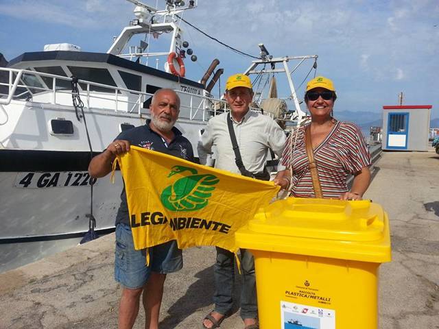 Fishing for litter a Terracina