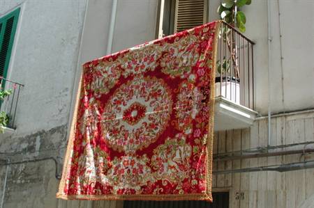 Ardea, un tuffo nelle tradizioni passate: balconi colorati con lenzuola e coperte in segno di festa