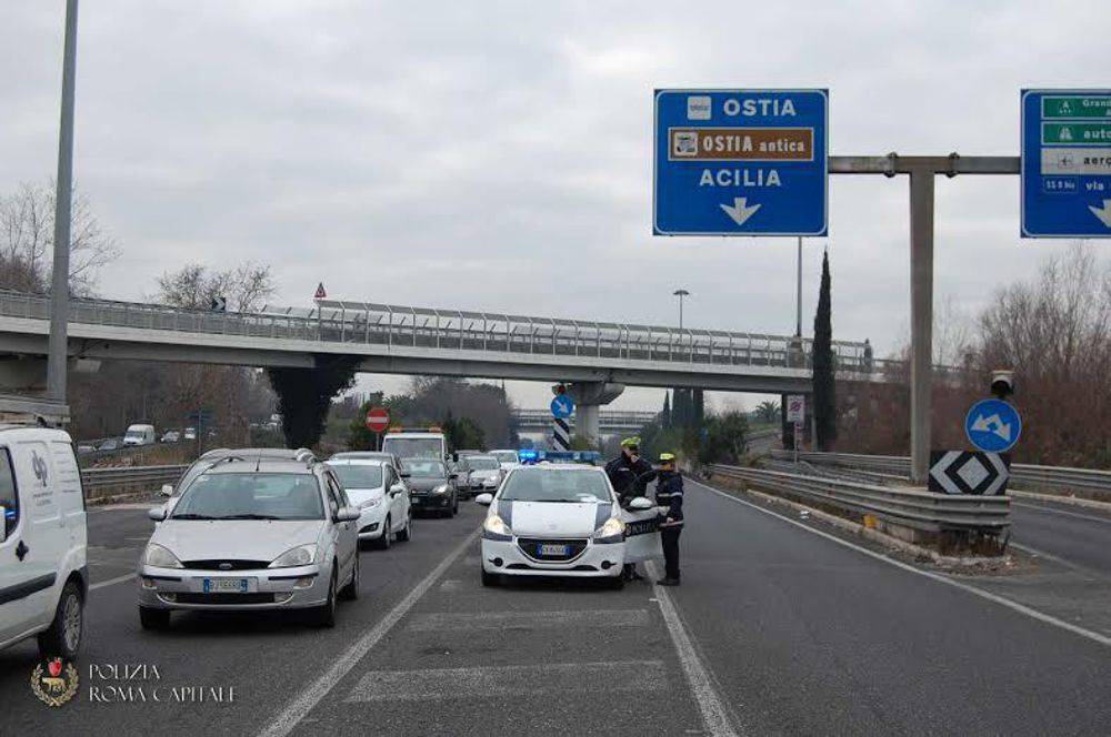 Lavori stradali, tra Roma e Ostia automobilisti senza via di scampo