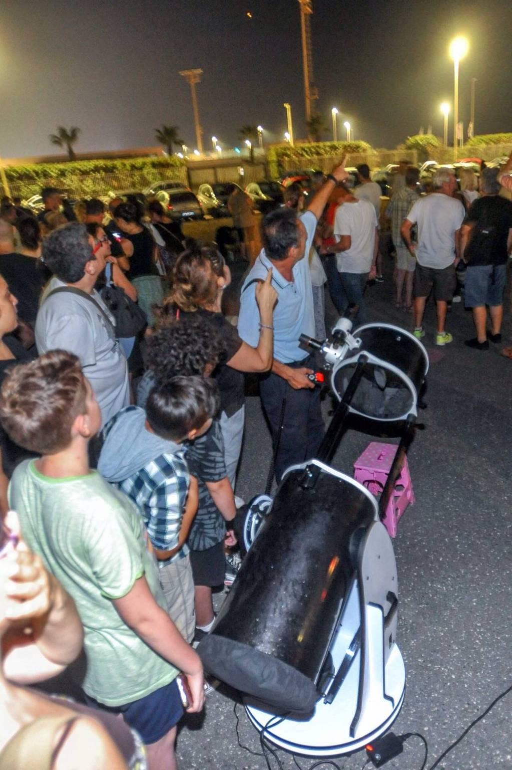 Ostia, un ufo appare in cielo nella notte della luna rossa