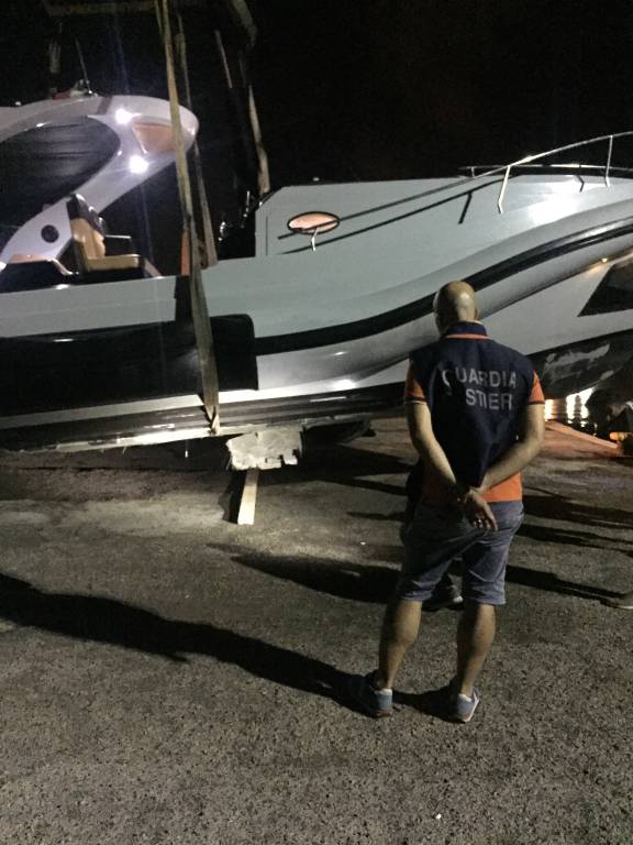 Il gommone imbarca acqua e affonda, paura nella notte a Formia