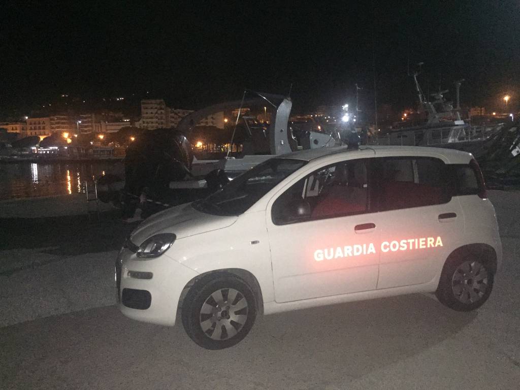 Il gommone imbarca acqua e affonda, paura nella notte a Formia