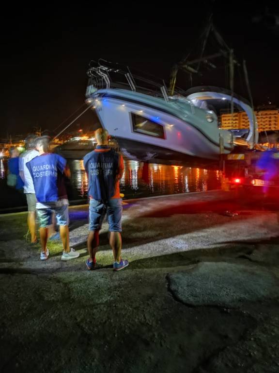 Il gommone imbarca acqua e affonda, paura nella notte a Formia