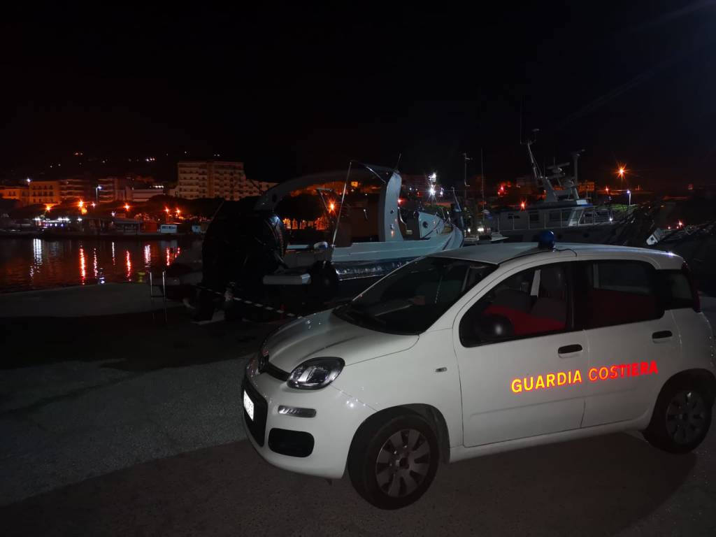 Il gommone imbarca acqua e affonda, paura nella notte a Formia