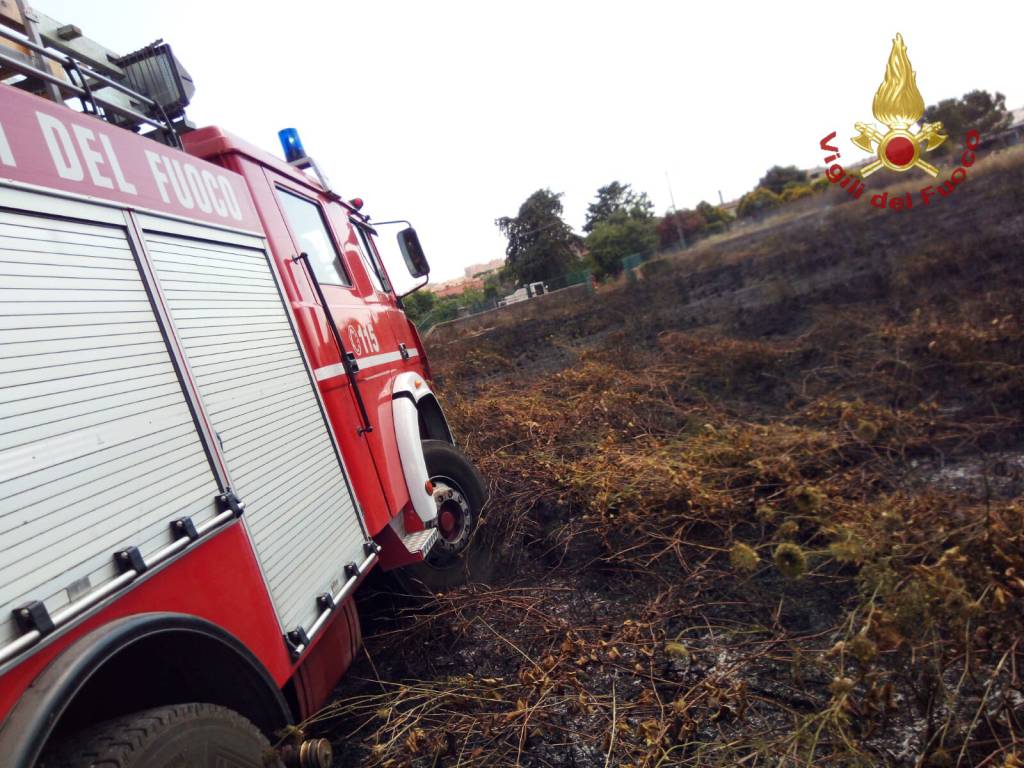 Incendio a Gianola, a fuoco un campo di sterpaglie
