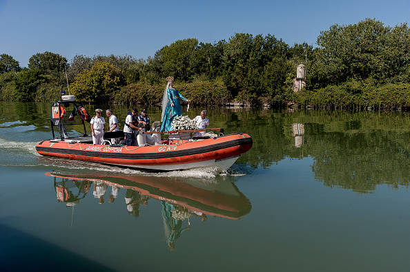 La Madonna de Noantri in processione fluviale da Fiumicino a Roma
