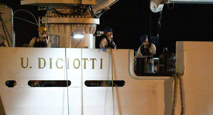 Nave Diciotti, interviene il Quirinale: nella notte lo sbarco di 67 migranti