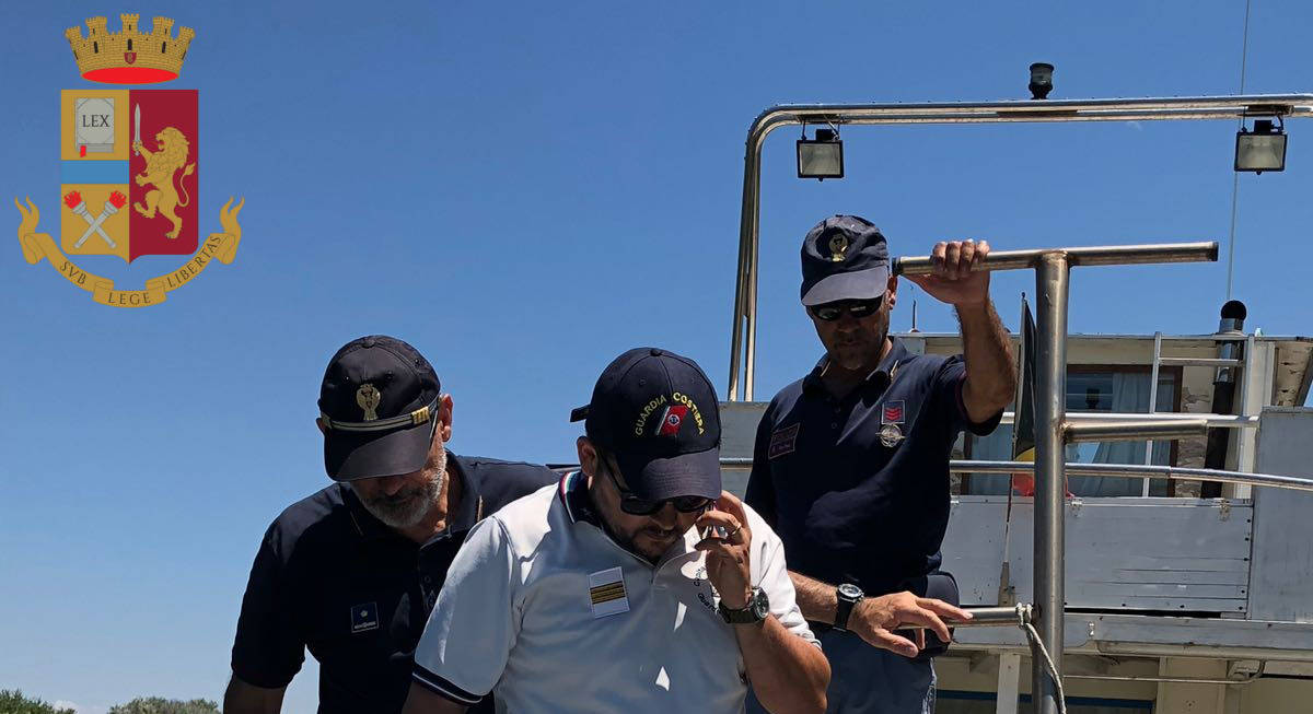 Fiumicino, barca fuori controllo sul Tevere, la Polizia “costretta” all’abbordaggio