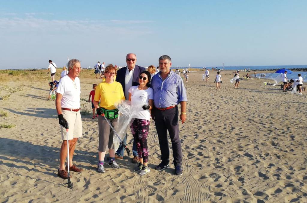 I dipendenti dell’Hilton puliscono la spiaggia di Focene Sud