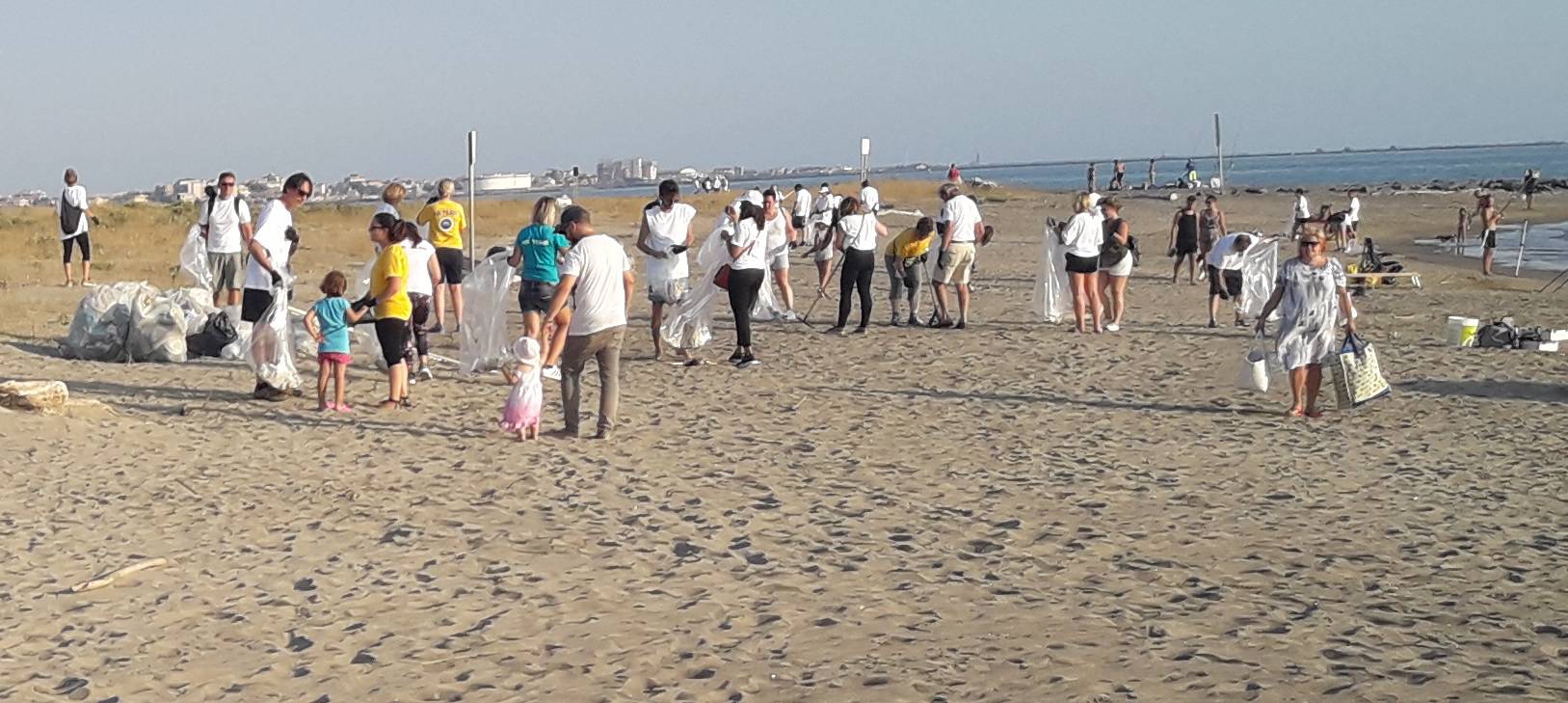 I dipendenti dell’Hilton puliscono la spiaggia di Focene Sud
