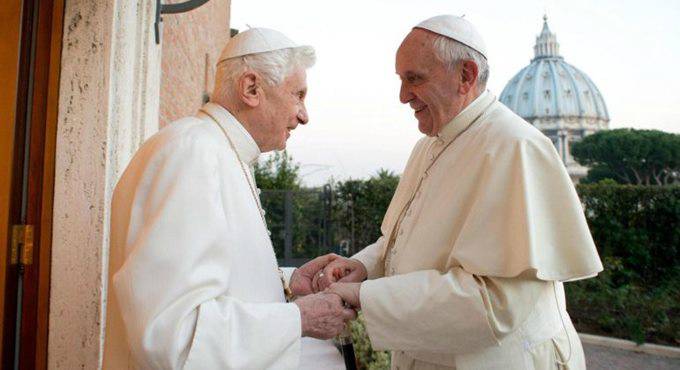 La “corsa” dei due Papi: Bergoglio sorpassa Ratzinger