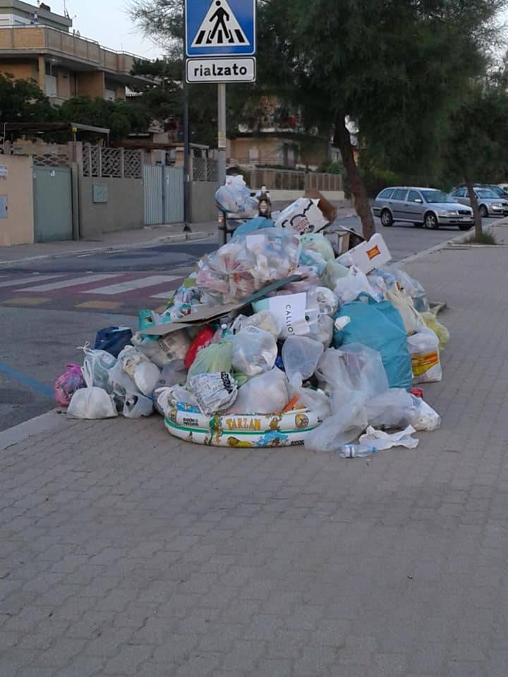 Rifiuti abbandonati sul lungomare di Gianola, scoppia la ‘denuncia’ social