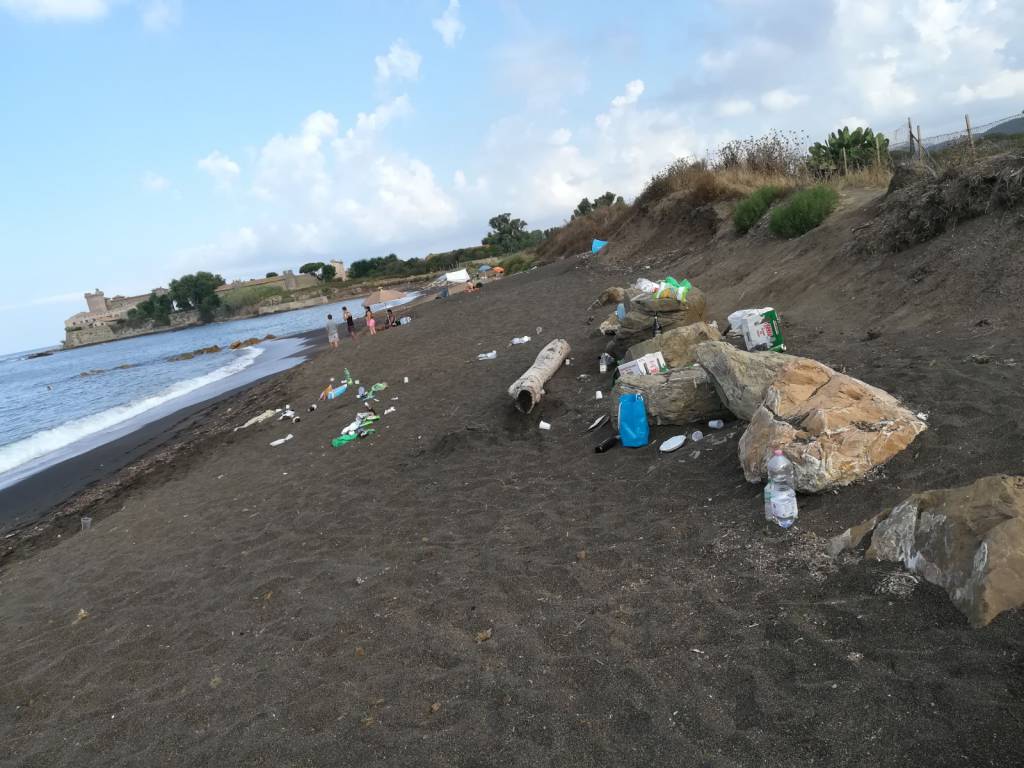 Pulizia straordinaria della spiaggia delle Sabbie nere a Santa Marinella