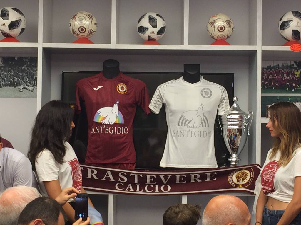 Trastevere Calcio, presentate le nuove maglie allo store di Via Lungaretta, Betturri: “Speriamo di entrare nei professionisti”