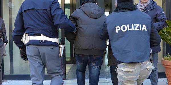 Latina, 40enne picchia e sequestra la compagna: arrestato