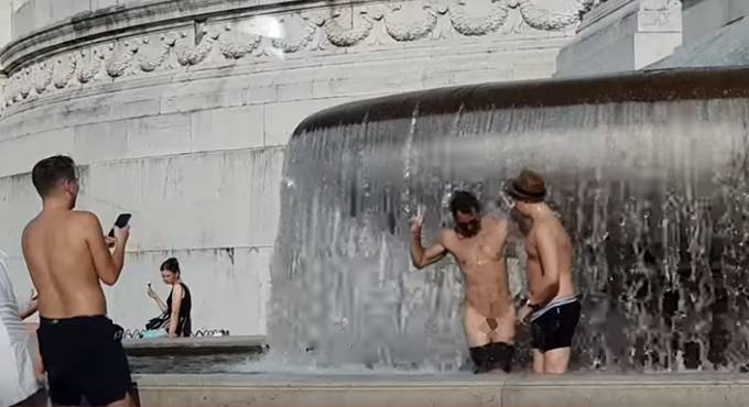 Nudi nelle fontane dell’Altare della Patria, è “caccia” a due turisti