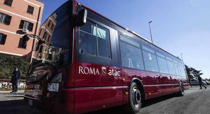 Roma, paura sul bus: gli chiede di mantenere le distanze e lo minaccia con una lama