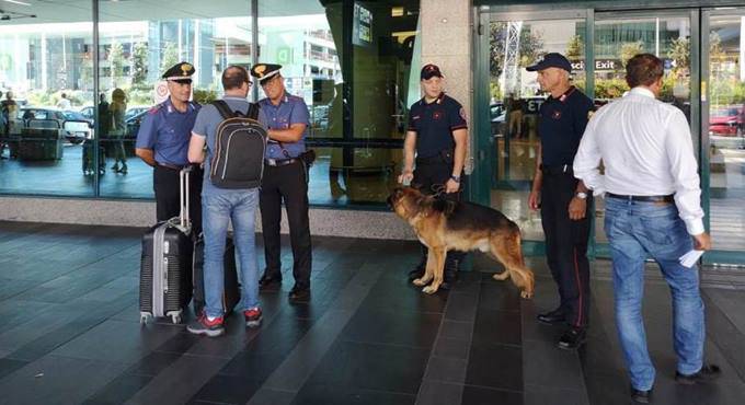 controlli carabinieri in aeroporto