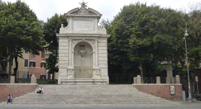 Molesta turisti e si immerge nella fontana di Piazza Trilussa, denunciato extracomunitario