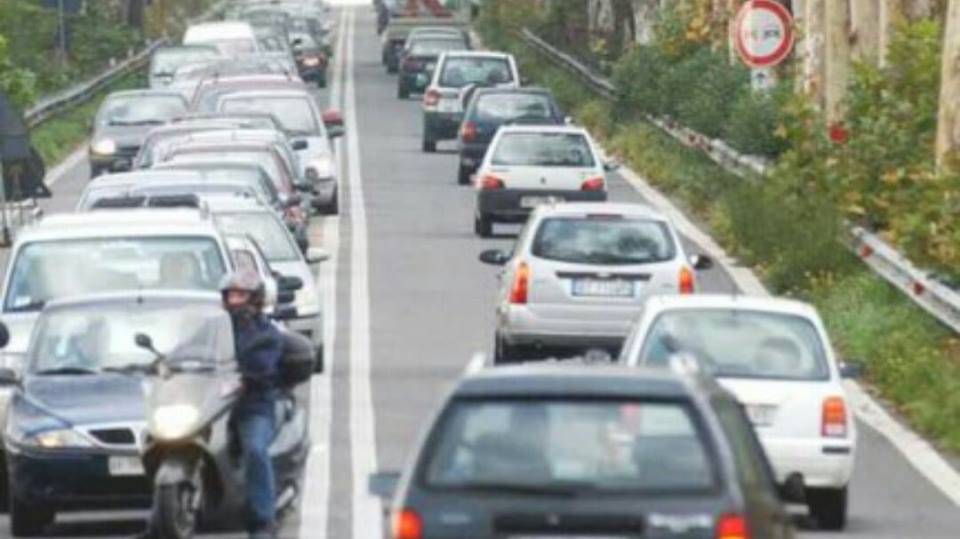 Incidente sulla via del Mare: traffico in tilt, fermi anche gli autobus