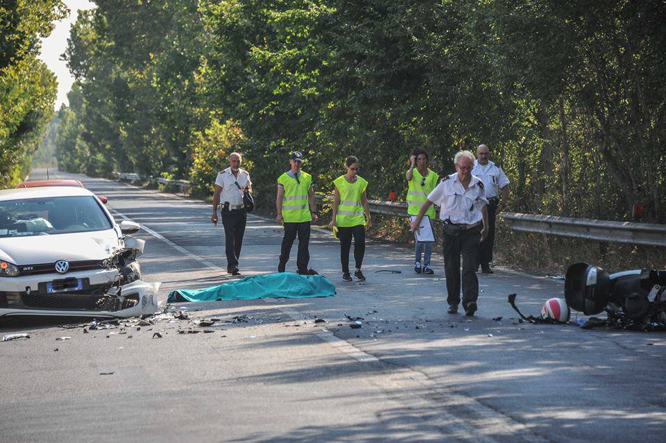 Ostia, grave incidente sulla via del Mare. Muore centauro, traffico bloccato