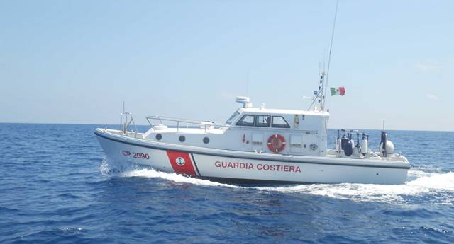 Canoa alla deriva al largo di Ostia: salvato dalla Guardia Costiera
