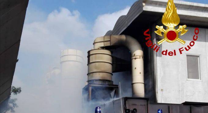 Incendio a Pomezia, in fiamme un deposito per trattamento dei rifiuti