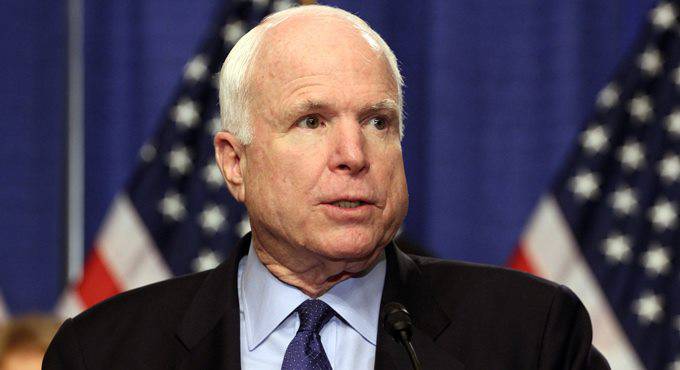 Addio a John McCain, la politica Usa si inchina all’eroe guerra e Maverick del Senato