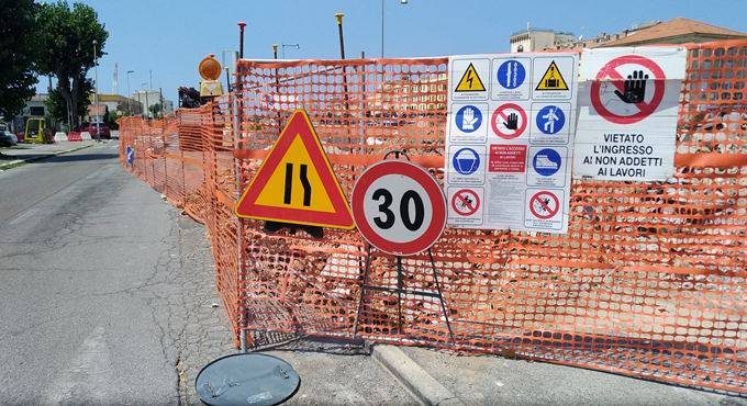 Fiumicino, al via i lavori di asfaltatura dei marciapiedi su viale Traiano
