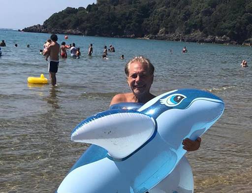Nino D’Angelo in vacanza a Gaeta, un po’ di mare prima del concerto