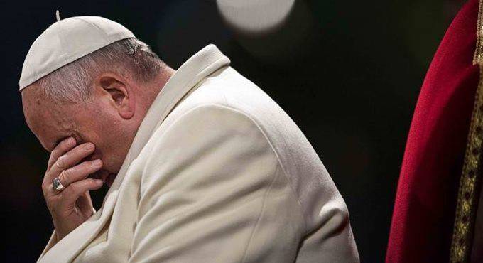 “Ho l’anima a pezzi”: la lettera della vittima di abusi che il Papa fa leggere ai preti