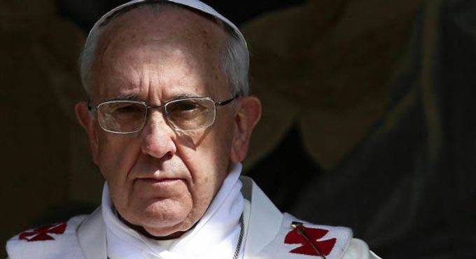 Pedofilia: il Papa “amareggiato” per il caso Viganò, ma non pensa alle dimissioni