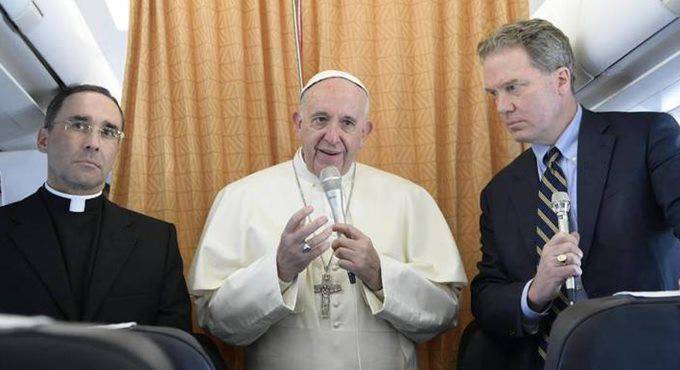 Pedofilia, aborto e migranti: la conferenza aerea di Papa Francesco di ritorno dall’Irlanda