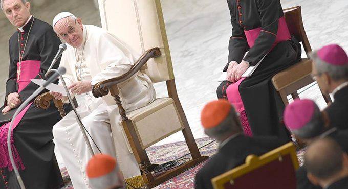 Papa Francesco: “Successo, soldi e droga: idoli che rendono ciechi all’amore”