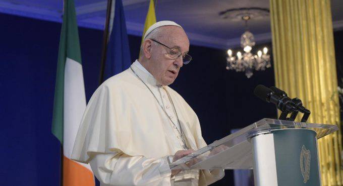 Abusi su minori in Irlanda, il Papa: “La Chiesa ha fallito nell’affrontare questi crimini ripugnanti”