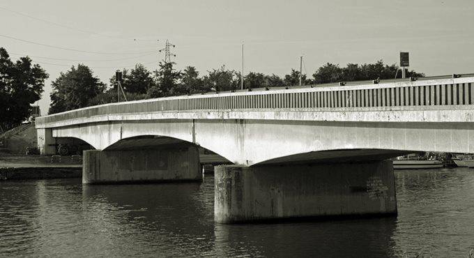Ponte della Scafa, nel 1974 venne sostituito da un ponte di barche