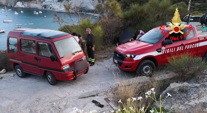 Ponza, pullmino finisce in bilico su una scarpata a Frontone