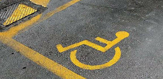 Ostia, al via la campagna di sensibilizzazione contro l’occupazione di parcheggi riservati e scivoli per disabili