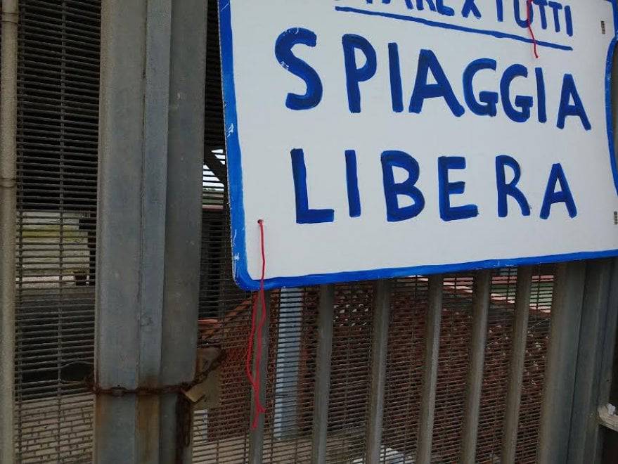 Sinistra Italiana Ostia: “Sigilli alla spiaggia libera ex Arca. Una vergogna assoluta”